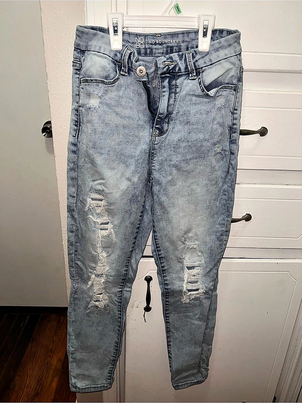 No Boundaries Women's Distressed Skinny Jeans in Blue